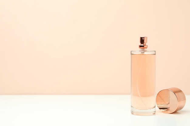 Foto conceito de perfume feminino, espaço para texto