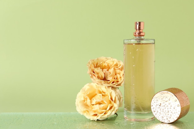 Conceito de perfume feminino, espaço para texto