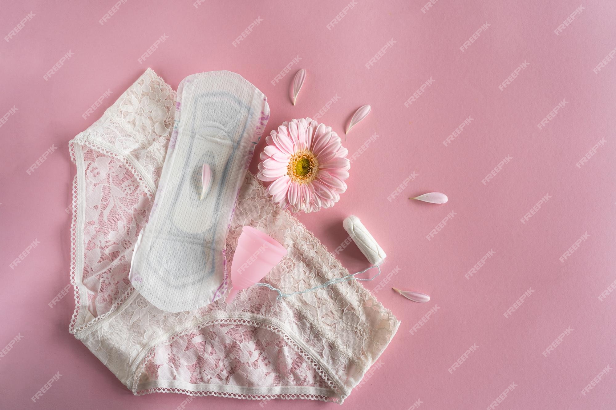 Foto de Mulher Mãos Segurando Copo Menstrual Sobre Fundo Rosa Com Confetes  Produto De Higiene Menstrual Ecológico Dias Críticos Ciclo De Menstruação  Conceito De Saúde Feminina e mais fotos de stock de