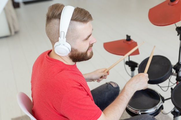 Conceito de pessoas, bateria e passatempo - vista lateral de perto do músico com o instrumento de percussão