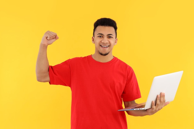 Conceito de pessoas com jovem em fundo amarelo