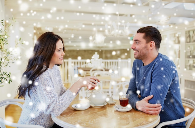 conceito de pessoas, comunicação e namoro - casal feliz bebendo chá no café ou restaurante