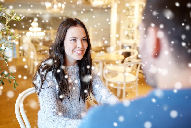 conceito de pessoas, comunicação e namoro - casal feliz conversando no café ou restaurante