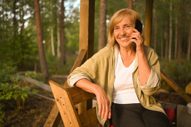 Conceito de pessoas de velhice de tecnologia idoso idoso idoso feliz sorridente mulher fala celular smartphone