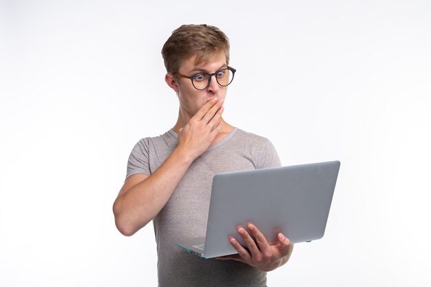 Conceito de pessoas e educação. homem chocado segurando um laptop.