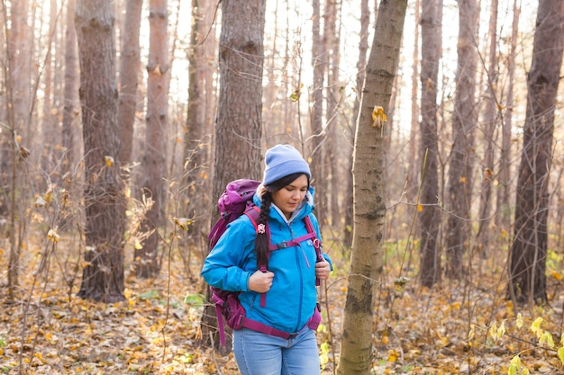 Conceito de pessoas e natureza - mulher viajante andando na floresta.