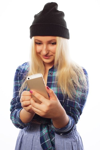 Conceito de pessoas, estilo de vida e tecnologia: muito adolescente com telefone inteligente - isolado no branco