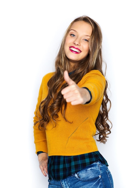 Conceito de pessoas, gestos, estilo e moda - mulher jovem ou adolescente feliz em roupas casuais mostrando os polegares para cima