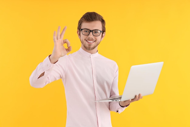 Conceito de pessoas jovem em fundo amarelo