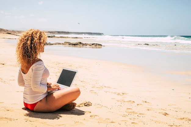 Conceito de pessoas trabalhando fora do escritório