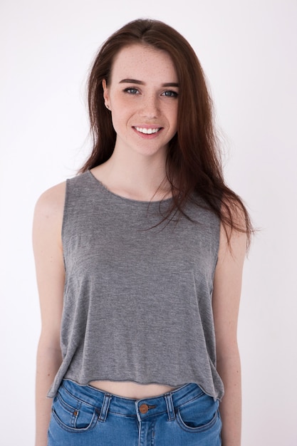 Conceito de photoshoot de olhar de moda mulher sorridente. Estilo de vida com roupas lindas