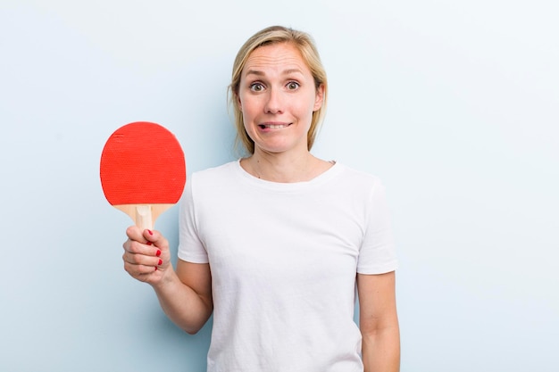 Conceito de ping pong de jovem adulta bonita loira