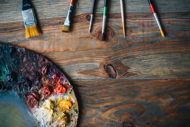 Foto conceito de pintura com escovas e cores