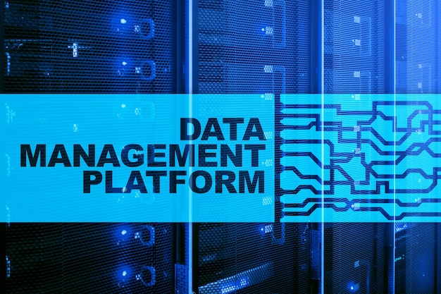 Conceito de plataforma de gerenciamento e análise de dados no fundo da sala do servidor