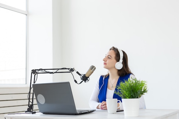 Foto conceito de podcasting, música e rádio - mulher falando no rádio, trabalhando como apresentadora