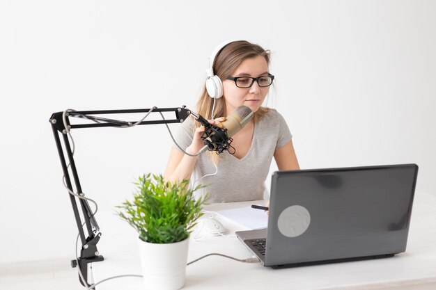 Conceito de podcasting, música e rádio - mulher falando no rádio, trabalhando como apresentadora