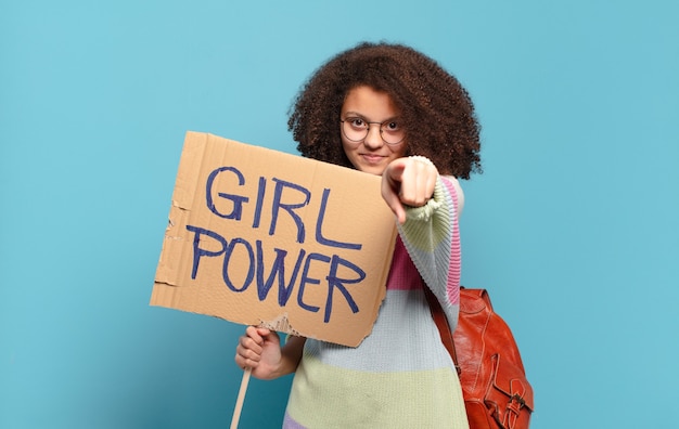 Foto conceito de poder feminino adolescente muito afro