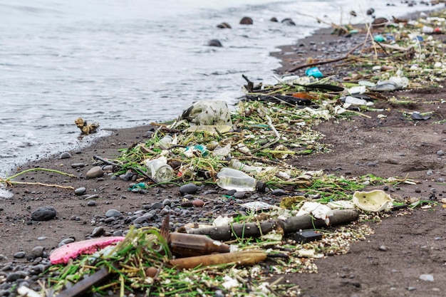 Conceito de poluição global de lixo dos mares e oceanos