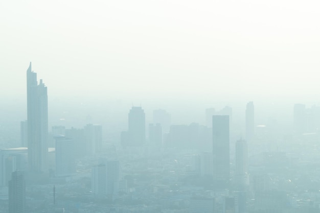 Foto conceito de poluição pm25 poluição atmosférica não saudável poeira névoa tóxica na cidade fotos na capital em um arranha-céu