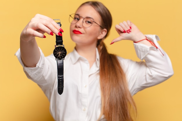 Conceito de pontualidade de expressão orgulhosa de mulher jovem e bonita