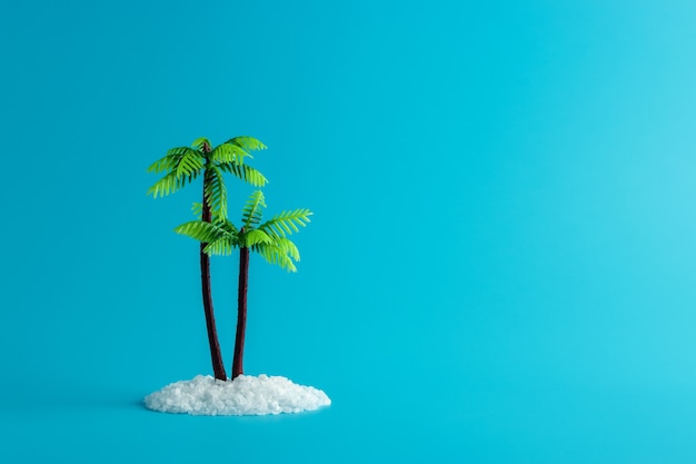 Conceito de praia tropical feito de palmeira no azul