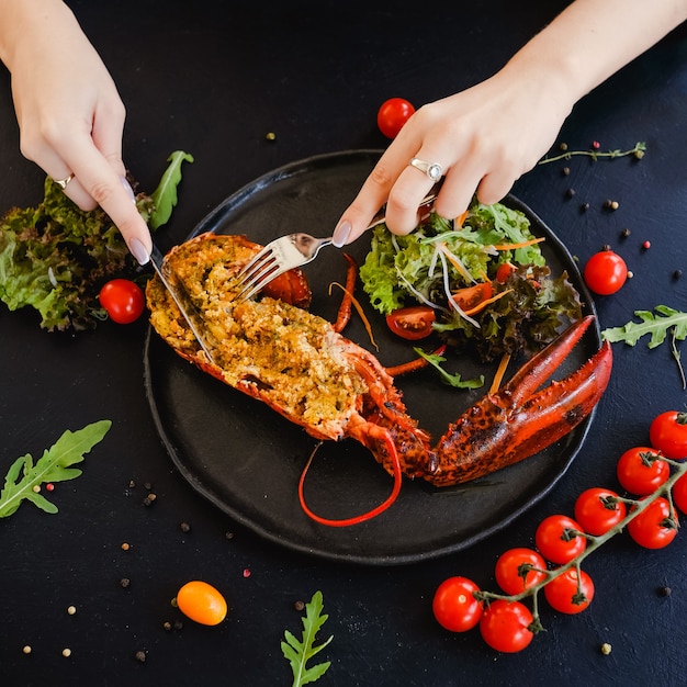 Conceito de prato de lagosta recheada de restaurante de degustação. estilo de vida da alta sociedade. comida deliciosa e cara. nutrição apropriada.