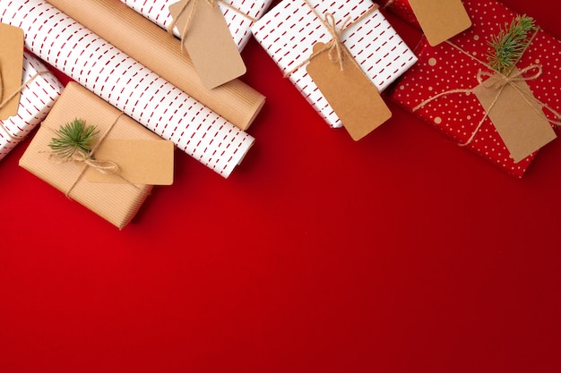 Conceito de preparações de Natal com papel de embrulho, caixas de presente em vermelho