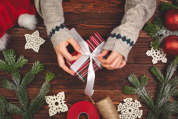 Conceito de preparativos de natal. presentes de embrulho de mulher fechar