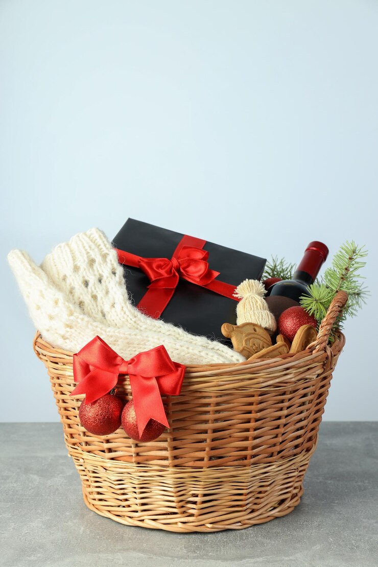 Foto conceito de presente com cesta de natal em mesa texturizada cinza