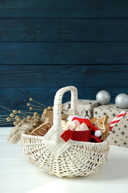 Conceito de presente com cesta de Natal na mesa de madeira branca