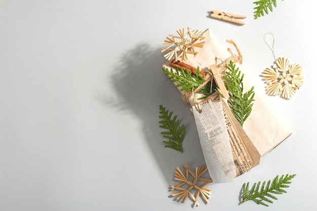 Conceito de presente de desperdício zero. Embalagem ecológica de Natal ou Ano Novo. Caixas festivas em papel craft com diferentes decorações orgânicas. Luz dura na moda, sombra escura, configuração plana, vista superior