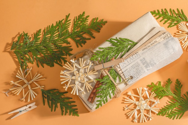 Conceito de presente de desperdício zero. embalagem ecológica de natal ou ano novo. caixas festivas em papel craft com diferentes decorações orgânicas. luz dura na moda, sombra escura, vista superior, configuração plana