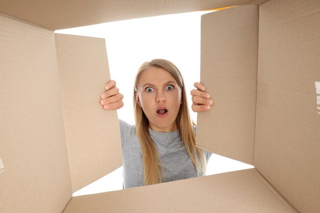 Foto conceito de presente surpresa de entrega jovem e caixa de papelão isolada em fundo branco