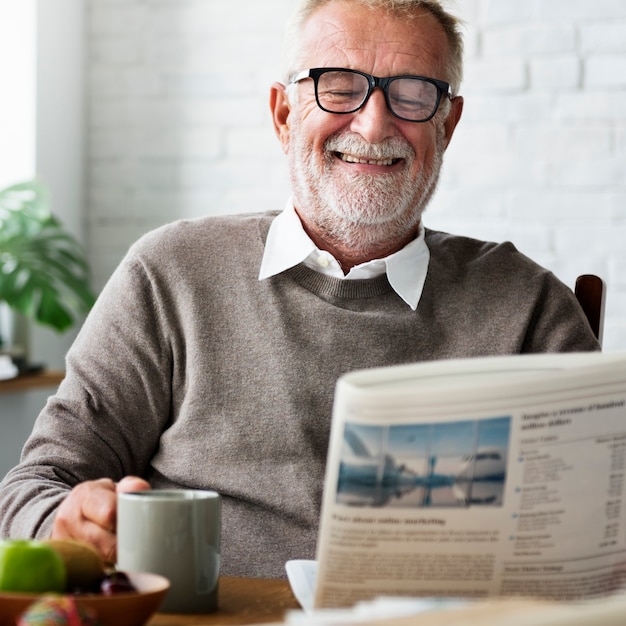 Foto conceito de primeira geração do homem da aposentadoria do café do jornal