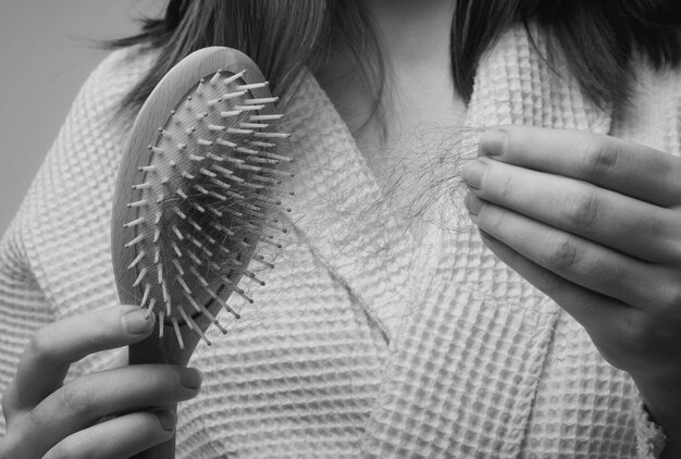 Foto conceito de problema de perda de cabelo cabelo em pente isolado danificado cabelo insalubre na mão closeup