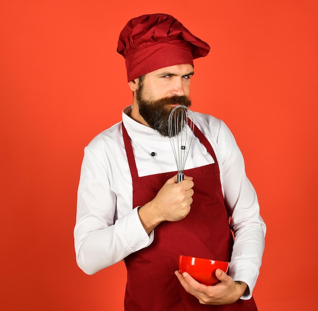 Conceito de processo de cozimento Cozinhe com rosto sedutor em uniforme cor de vinho