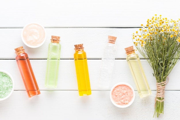 Conceito de produtos cosméticos de aromaterapia de spa, fundo de spa com um espaço para um texto, plano leigo, vista de cima.