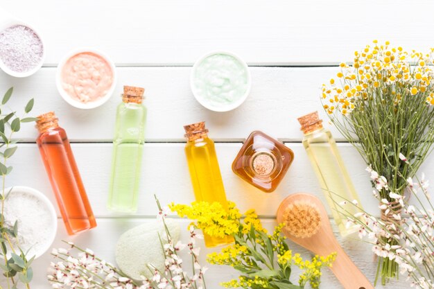 Conceito de produtos cosméticos de aromaterapia de spa, fundo de spa com um espaço para um texto, plano leigo, vista de cima.