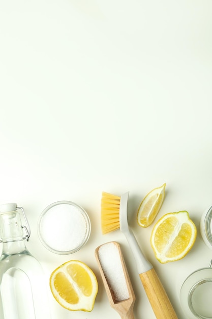 Conceito de produtos de limpeza domésticos com ácido de limão