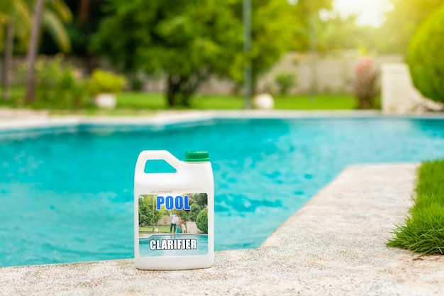 Conceito de produtos químicos para purificar piscinas Clarificador de piscinas Ferramenta de purificação e limpeza de piscinas Produto algicida para clarear piscinas domésticas