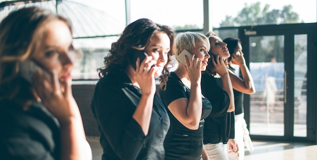 Conceito de profissão de mulheres de trabalho de call center. linha direta e suporte técnico