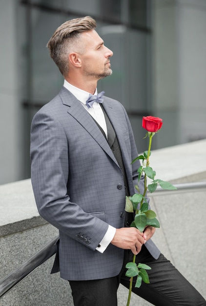 Conceito de proposta elegante homem de smoking se preparando para uma proposta de homem antes da proposta de casamento