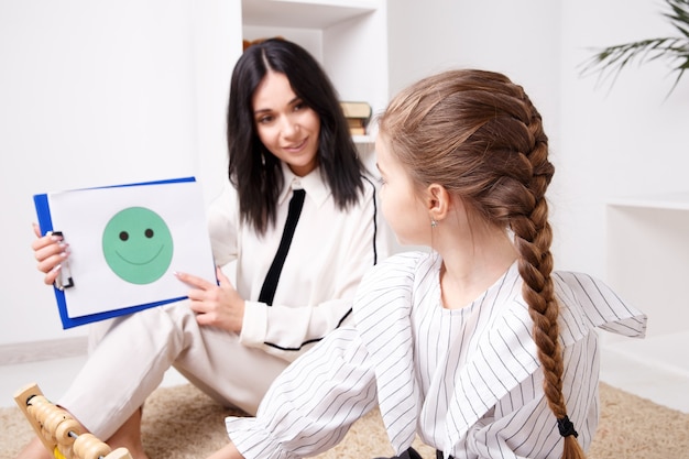 Foto conceito de psicologia infantil. sessão de tratamento psicológico.