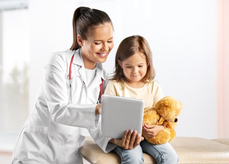 Foto conceito de puericultura, médico e menina com tablet pc