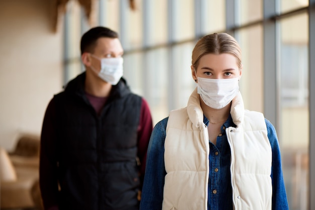 Conceito de quarentena de coronavírus. mers-cov, novo coronavírus, homem e mulher com máscara facial médica