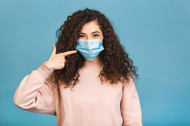 Conceito de quarentena. Retrato de close-up dela ela legal atraente adorável fofa adorável garota cativante usar camisa proteção contra gripe máscara facial