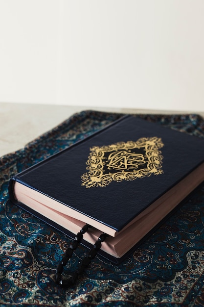 Conceito de Ramadã com Alcorão Azul