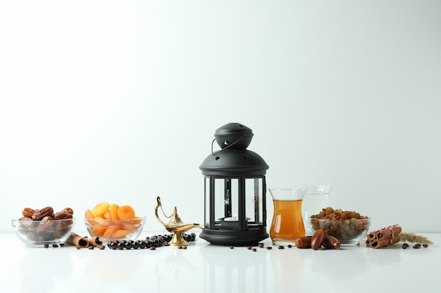 Conceito de Ramadã com comida e acessórios em branco