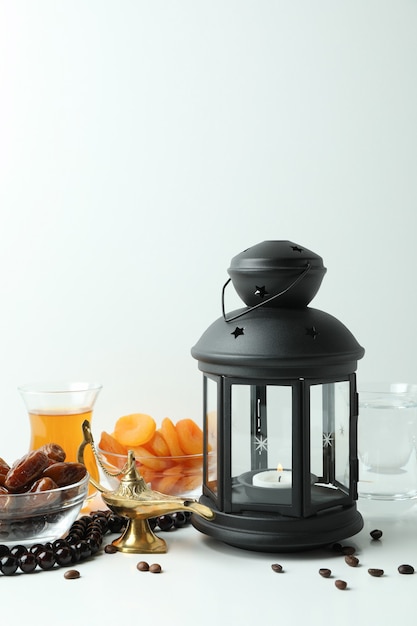 Conceito de Ramadã com comida e acessórios em branco