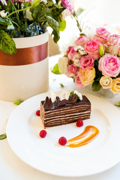 Conceito de receita de sobremesa de bolo de chocolate saboroso. comida pronta do restaurante. arte culinária